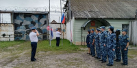 Сотрудники ЛИУ-8 в рамках Всероссийской акции «Цвета Родины» провели торжественную церемонию поднятия флага - УФСИН по Ивановской области